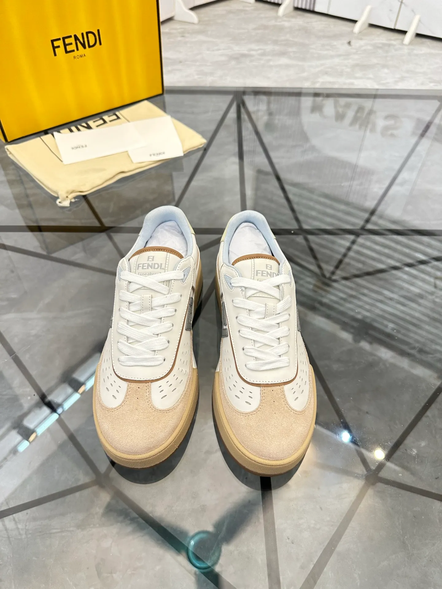Selling men's shoes 💰: 💰P620¥ Top quality Product trademark: Fendi* "Fendi*" low-top casual shoes Regular size: 35-44 (can be customized to 38.45.46) Product material: imported first-layer nubuck leather upper, breathable lining, original outsole. No.:H208